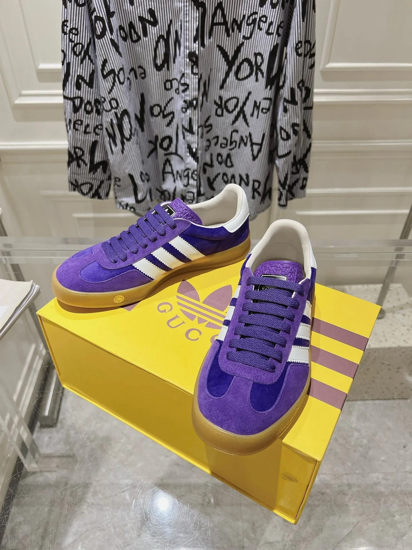 👟👟Ex-factory price 520👟👟Gucci&adidas joint limited edition couple's sneakers. A super nice joint casual sneaker with rich and bold colors! It showed everyone a completely different charm from the past! Combining retro style and youthful sports style to create a new aesthetic! Vitality yet stylish at the same time! ! Upper - made of cowhide, cowhide, cloth. Lining - sheepskin lining for foot pads. Sole - original open-molded beef tendon non-slip and wear-resistant outsole. Size: 35-47 (couple style)